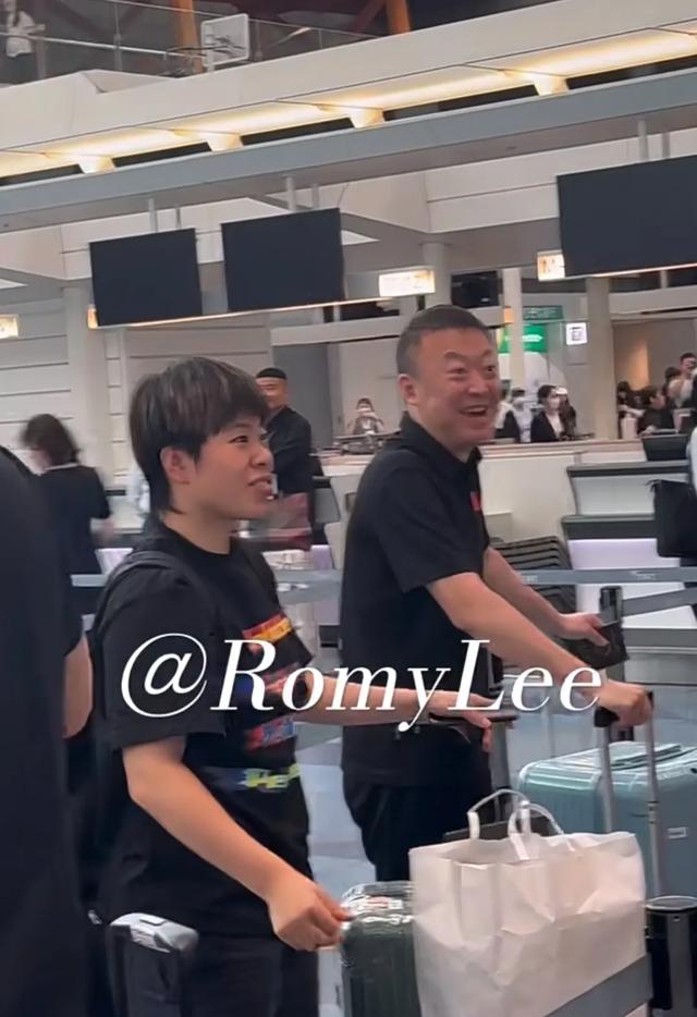 国乒日本返程北京，马琳一路最忙，请王楚钦签名，喊孙颖莎登机！