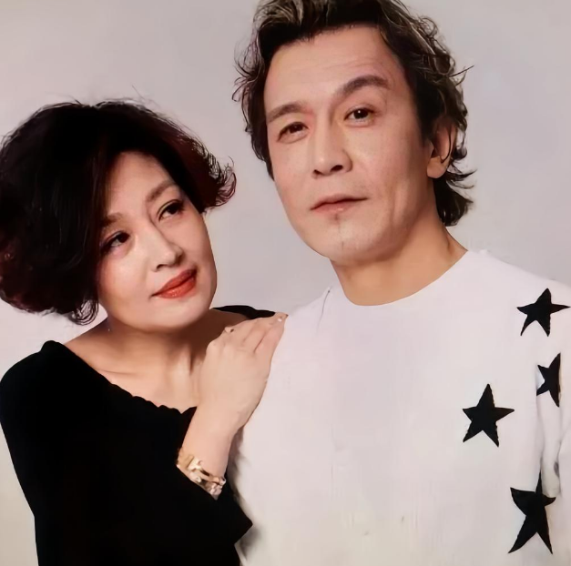 恭喜！李咏女儿官宣恋情！23岁法图麦晒和男友合影，两人有夫妻相
