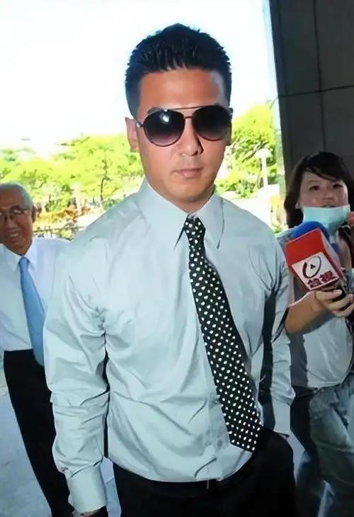 贾静雯没想到,当年赔2600万争回的女儿,如今用50亿遗产替她争光