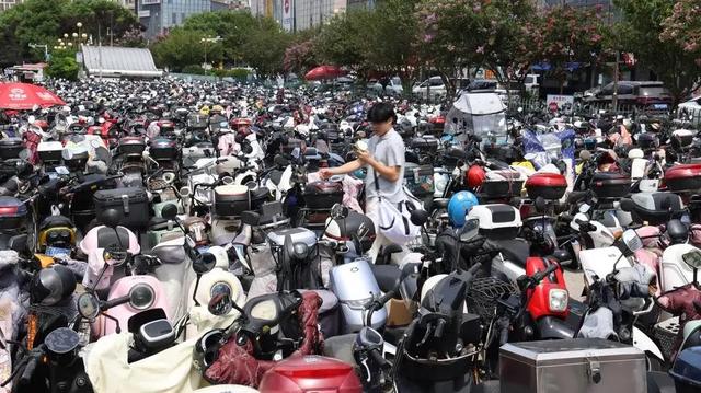 打工人养不起的“智能小电驴”，还能狂奔多久？