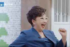 75岁薛家燕谈小17岁男友，满脸甜蜜：起初不想接受，现在觉得好难得图片