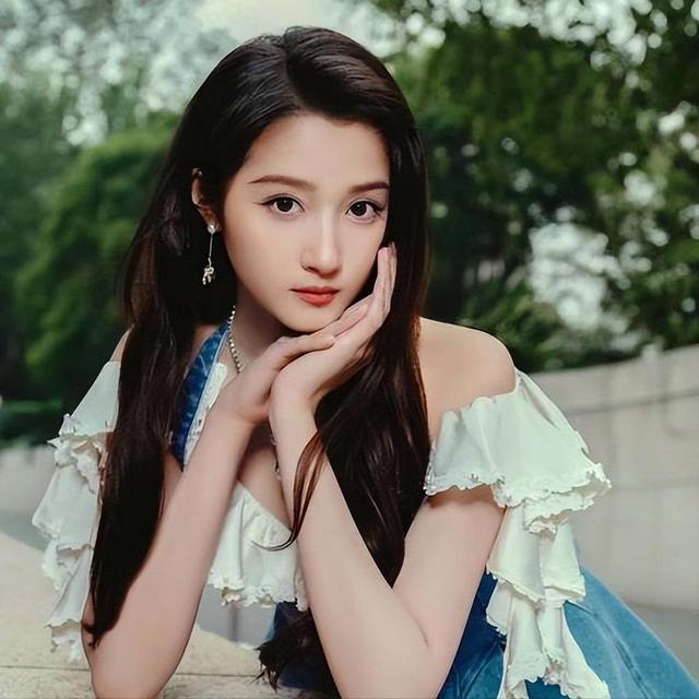 与鹿晗分手传闻七个月后，关晓彤成功破局，高调官宣喜讯全网恭喜