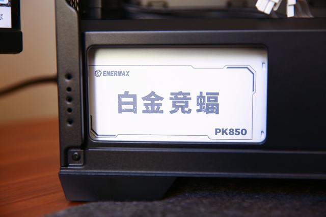 Zalman思民Z10 DS机箱不走寻常路，机箱上面长出了15.6英寸大屏幕