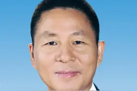 国务院免去他的职务！已在“五一”假期前一天深夜落马图片