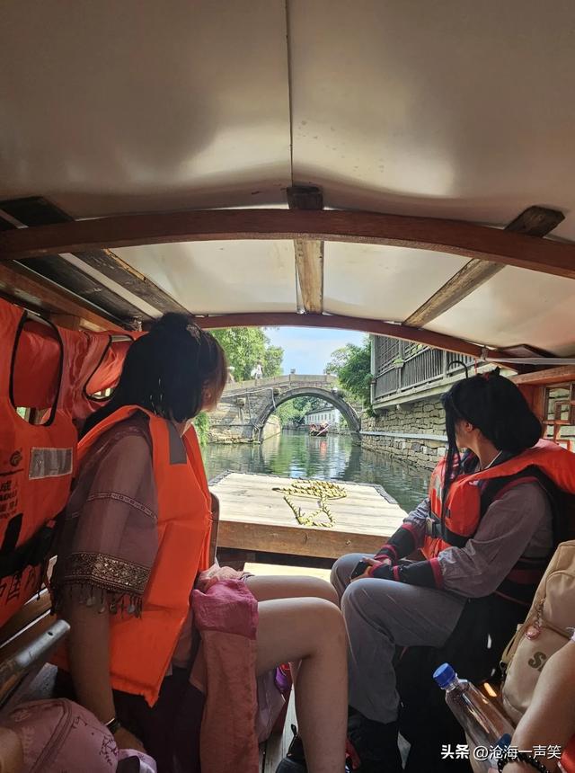 苏州平江路，一条路一条河，一条船一座城，一首歌一段情