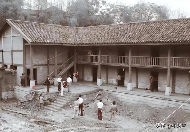 小萝卜头”宋振中罕见照片	，手扶炮弹露出微笑，牺牲时未满9岁