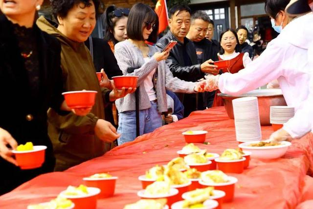 河南景区物价火了！一元午餐、7元雨衣，游客：这波操作太良心！