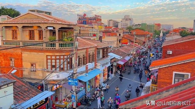 中国这座城市，GDP超万亿却没有地铁，凭啥让游客来了就不想走？