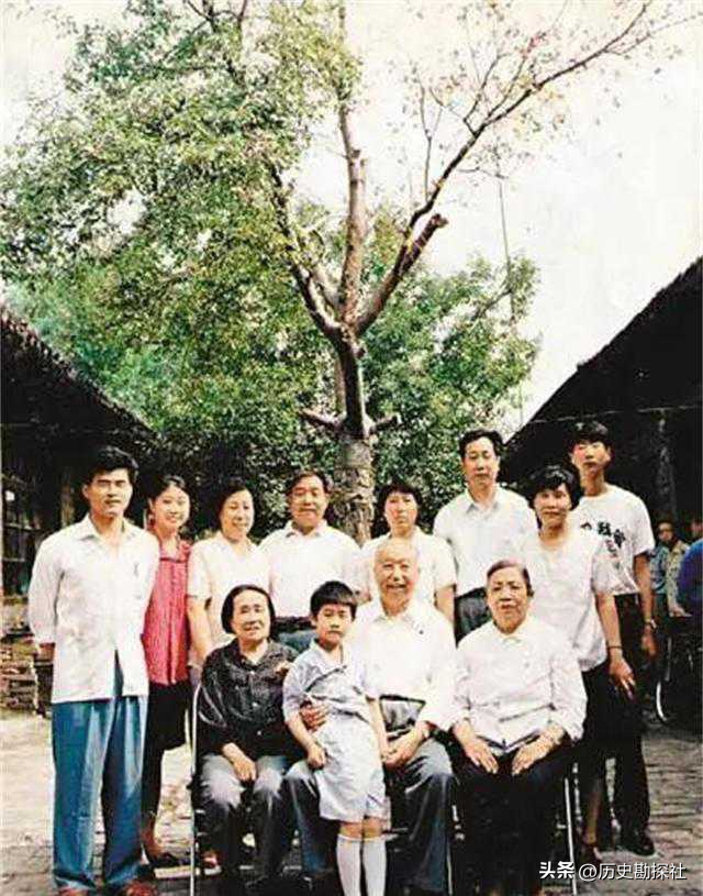1961年，华国锋一家六口的合影，40岁的他长相周正，妻子端庄贤惠
