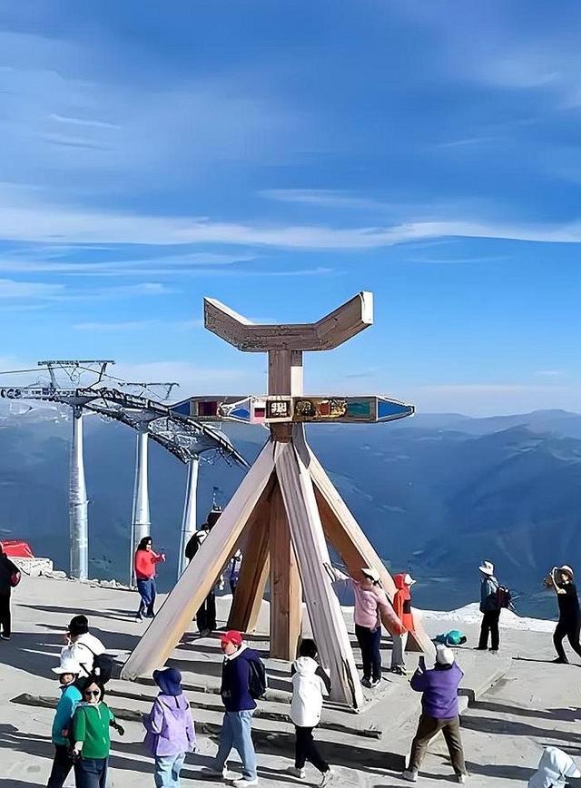 登上新疆云霄峰，一览四国景！