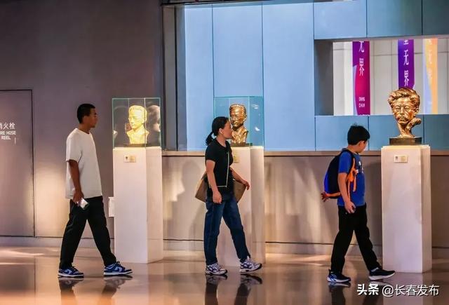 长春人潮涌动共绘节日盛景