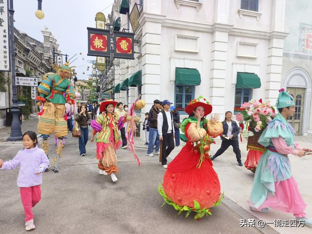 走进郑州中牟建业电影小镇，看各种特色表演，还能参与互动项目。
