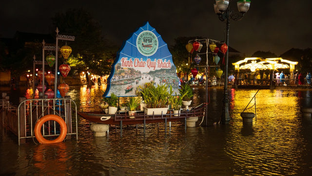 10月会安遭洪水漫城！游客水中放河灯，当地人却一脸淡定