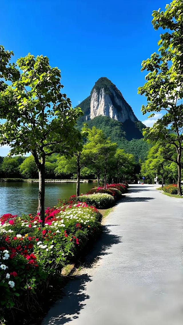 湖岸花影与远山