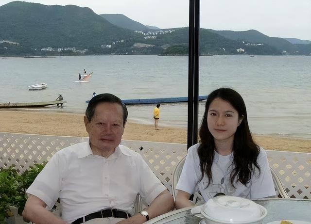 杨振宁离世，翁帆发文悼念！49岁无儿无女的她，将何去何从？