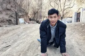 河南弃婴双腿残疾，被好心人捡回家养大，发财后回来报恩图片