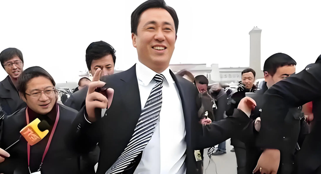 16年，许家印身穿像囚服的球衣参加职工篮球赛，已有预兆现在结局