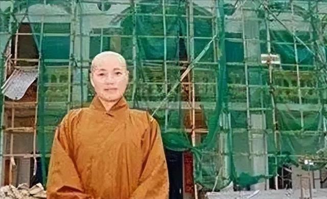 比释永信更奢靡：穿黑丝上班，坐豪车住千万别墅，有两个和尚老公