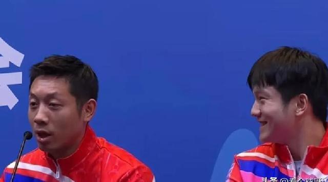 对不起家人同事！许昕采访时“乱出金句	”	，樊振东笑到合不拢嘴
