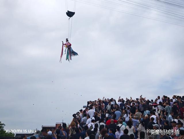 清明上河园推出威亚高空飞行体验