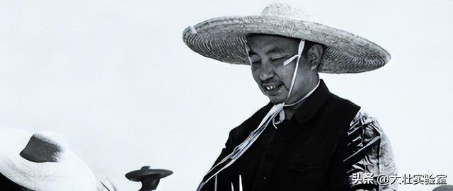 华国锋的夫人韩芝俊有多美？1961年的全家留影	，30岁她端庄贤惠