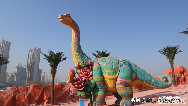 花仙藏河州韵，恐龙述亿年史！花开临夏不夜城景观，藏着独属于花都临夏的“精彩故事 文化浪漫”～