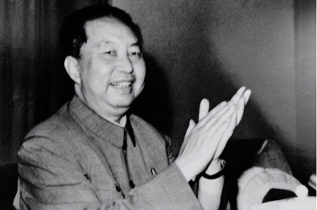 1976年华国锋参加晚宴，接到紧急电话后脸色突变：马上去中南海