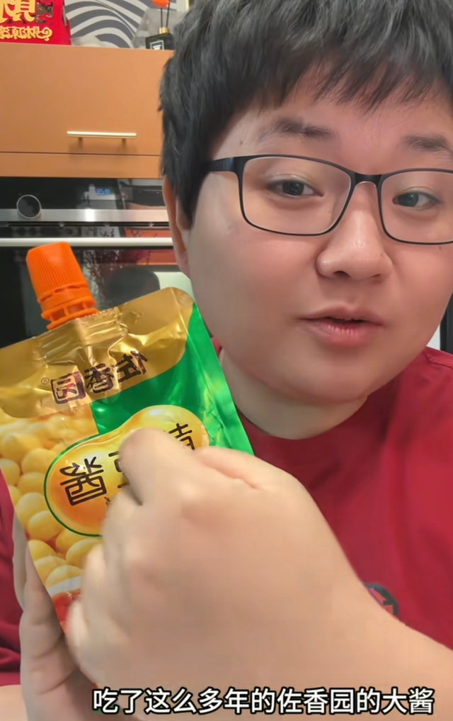 保持安静吧！明星“酸黄瓜”事件再升级，失去代言，官媒点名