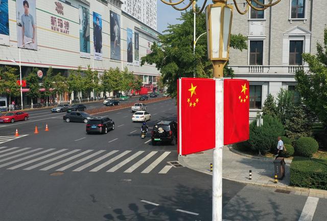 鞍山街头 国旗映红了喜悦的脸庞