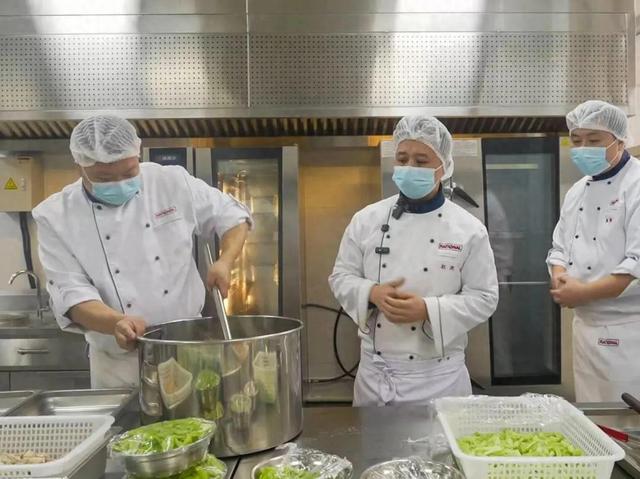 北京下死命令了：在2027年底前，所有中小学必须告别“校外配餐	”