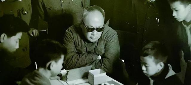 下属请示市委书记唐亮，陈毅来南京如何招待，唐：做川菜，吃大龙