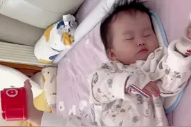 太搞笑了，带你欣赏孩子们花式睡姿，你能忍住第几张不笑？图片