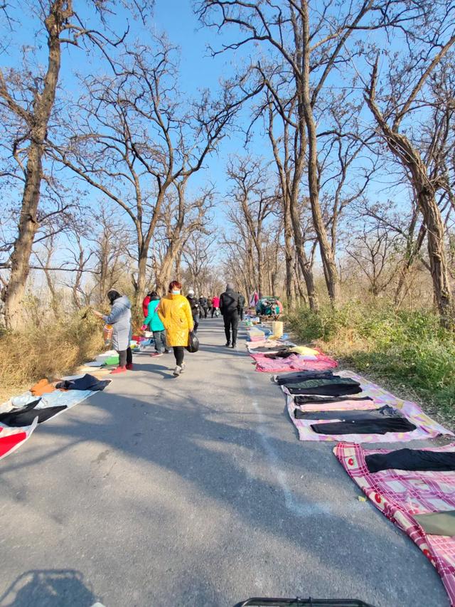 记录德州:岔河河堤上的大集,人山人海,异常热闹