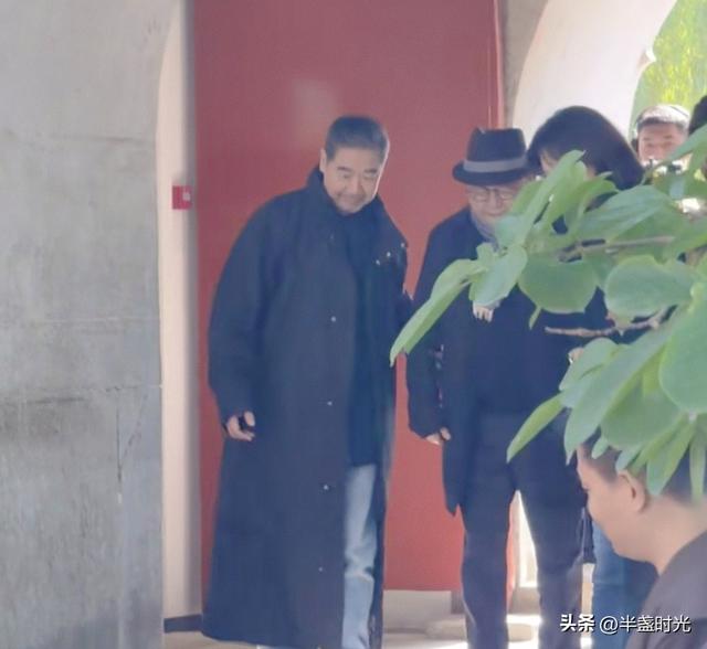 70岁张国立和76岁王刚在北京被偶遇，俩人老了好多，同框好温馨啊