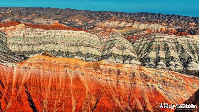 大地织锦！昌吉百里丹霞的色彩密码与纹理诗意