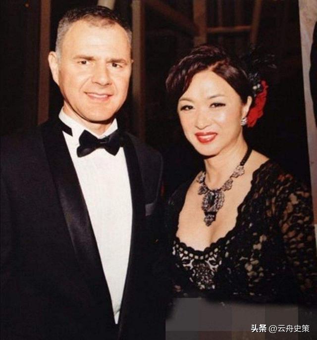 57岁金星定居法国，身材发福满脸褶子连胸都小了，越来越像男人
