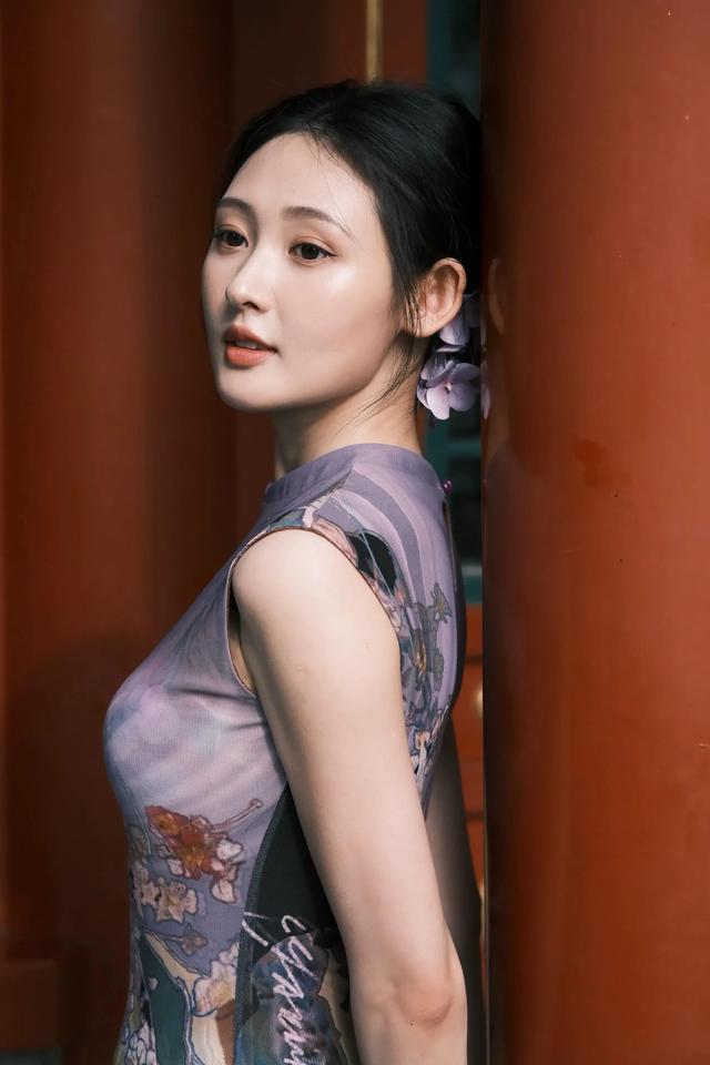 演员刘玮婷紫色旗袍写真，温婉动人