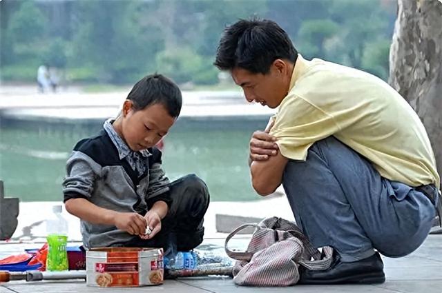 男子破产8年送外卖养家，这天收到900万汇款，追到汇款方后懵了