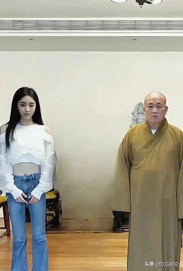 释永信与美女的同框，他笑起来的时候挺憨厚的，同框个个都是美女