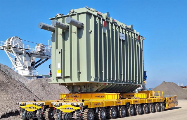 马斯克预言成真！全球抢购中国变压器，美国加税104%反被卡脖子