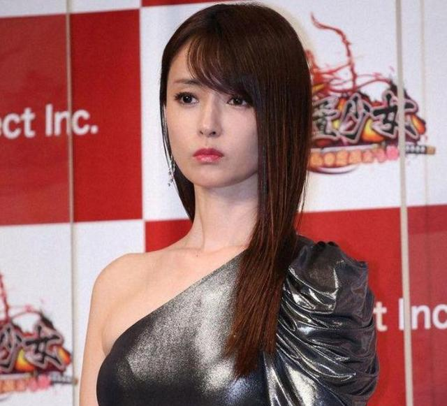 日本女神痴迷裸体瘦身，外表甜美身材好，认为裸体是把压力脱掉