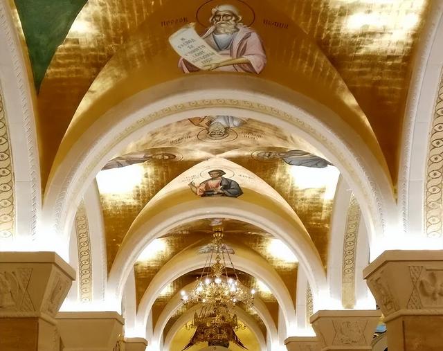 塞尔维亚，老贝城的圣萨瓦大教堂，马赛克壁画把金色用到极致典雅