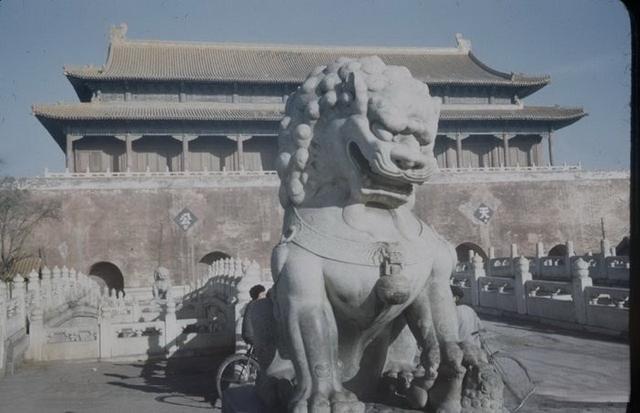 在档案馆里发现罕见照片，1940年代的天安门居然是这个样子。