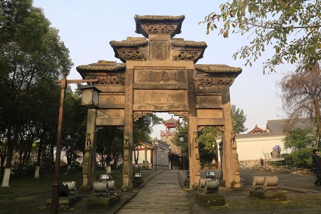 四川隆昌有一座石牌坊古镇，青石黛瓦间，解读牌坊背后的历史故事