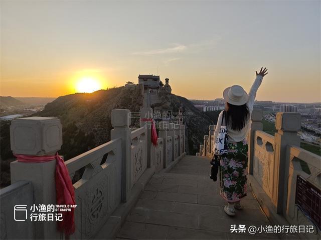 陕北有座“云顶天宫”，1公里山脊薄如刀背，挤了100多座古建筑