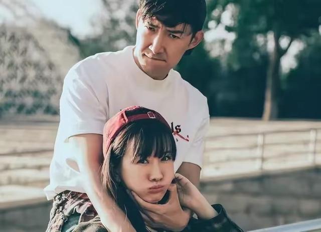 和蒋欣相恋多年，他转身娶了小4岁娇妻，如今妻子和他红透半边天