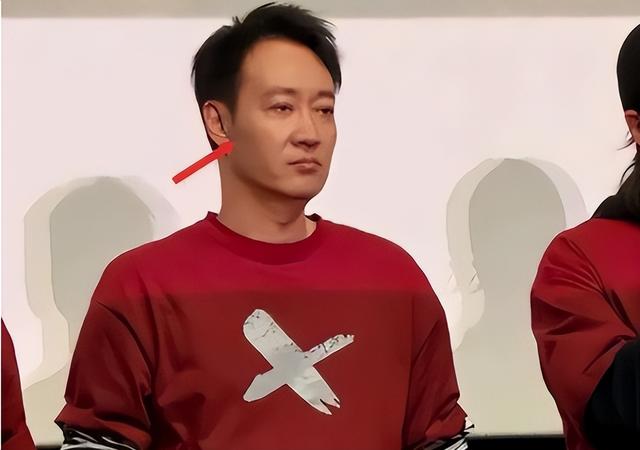 辛柏青吃饭被偶遇，瘦了老了破碎感太强，一旁李乃文不停给他夹菜