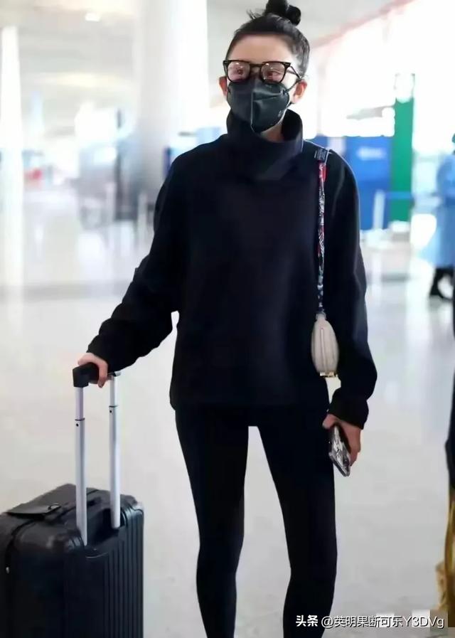 宋祖儿瑜伽裤机场直拍，这也太辣眼了吧，公共场合这样穿合适么？