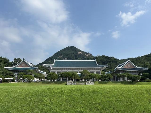 李在明快搬回青瓦台了，那里越看越不对劲，当陵寝是福地