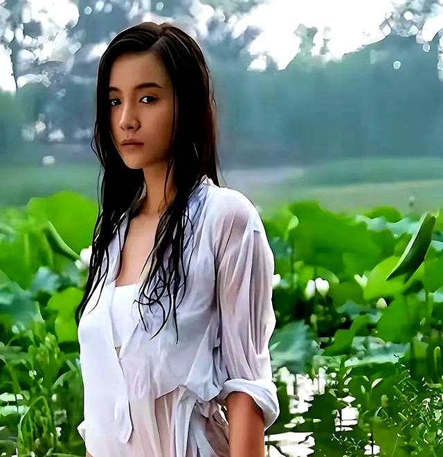 被张颂文捏胸，和胡军车震，情史混乱的她，43岁靠实力洗白